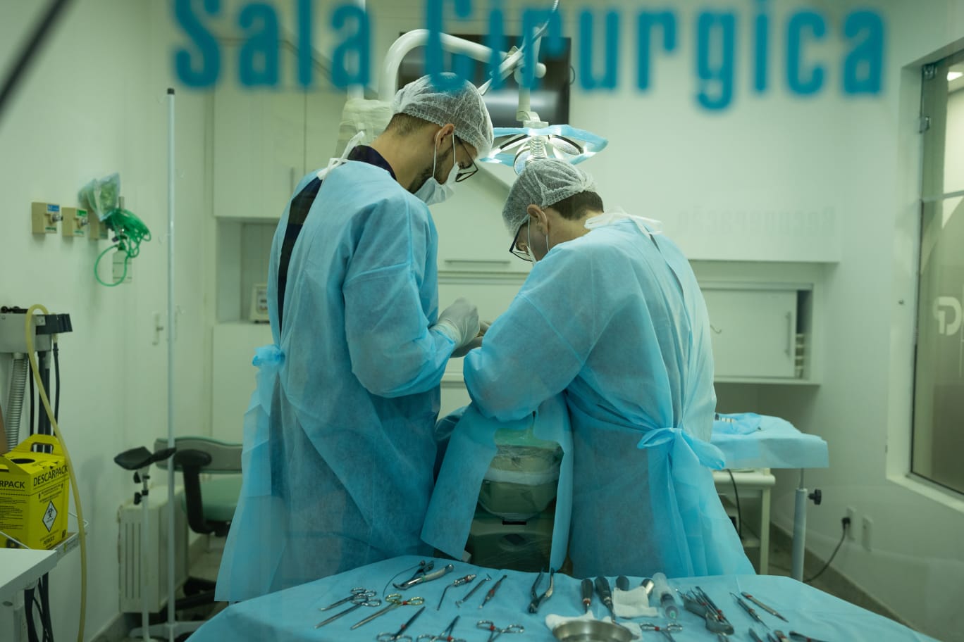 Equipe em procedimento no centro cirúrgico